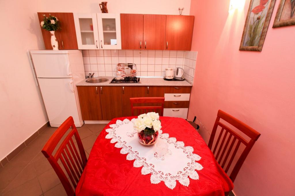 Apartments Franc Povljana Rom bilde
