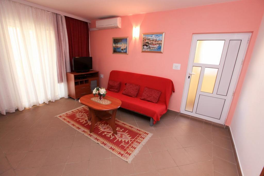 Apartments Franc Povljana Rom bilde