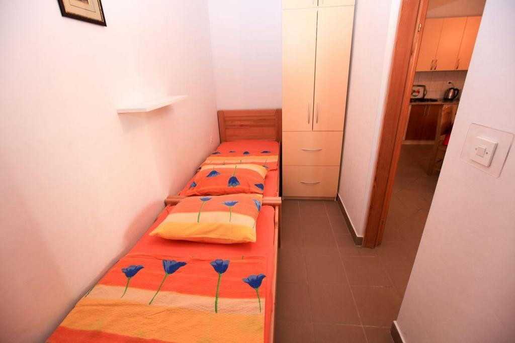 Apartments Franc Povljana Rom bilde