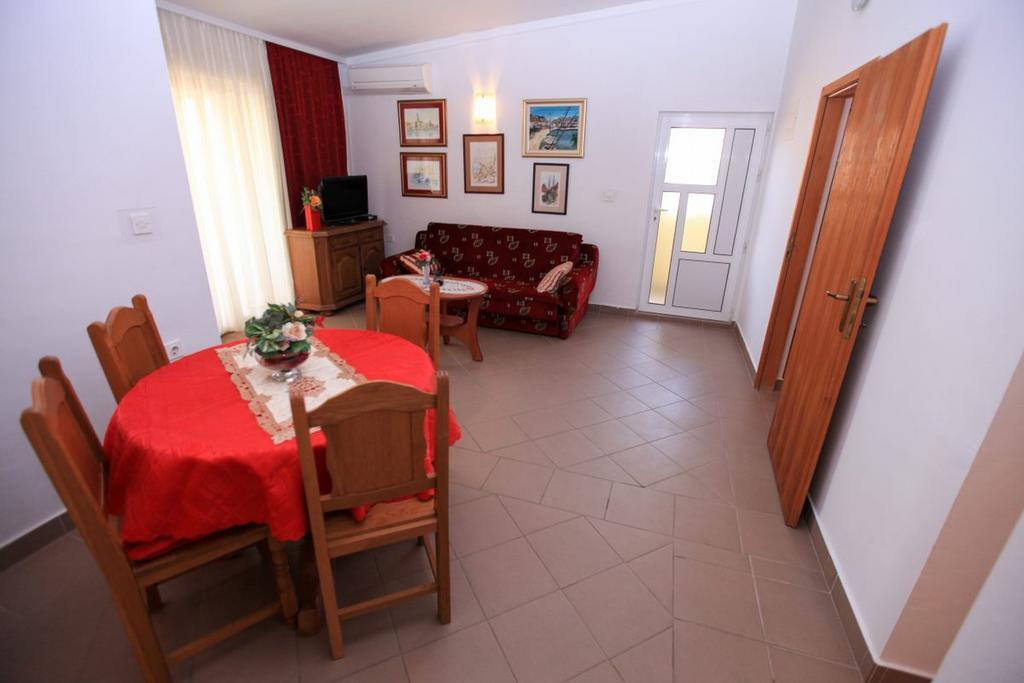 Apartments Franc Povljana Rom bilde