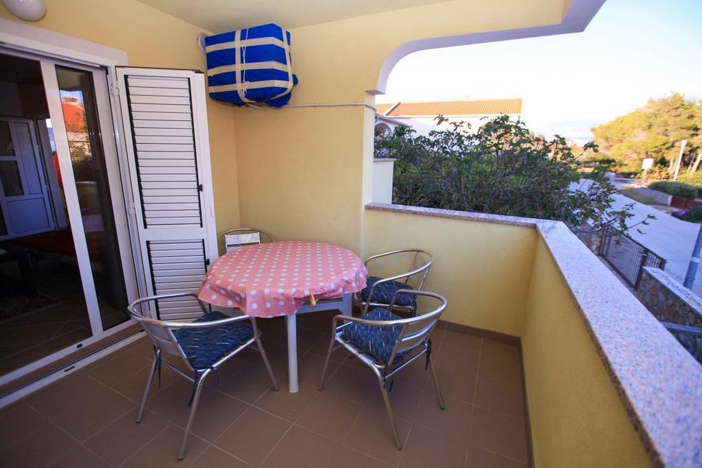 Apartments Franc Povljana Rom bilde