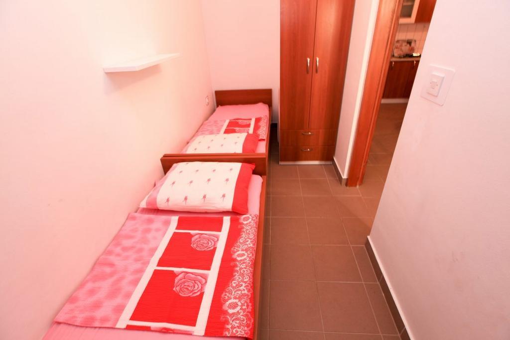 Apartments Franc Povljana Rom bilde