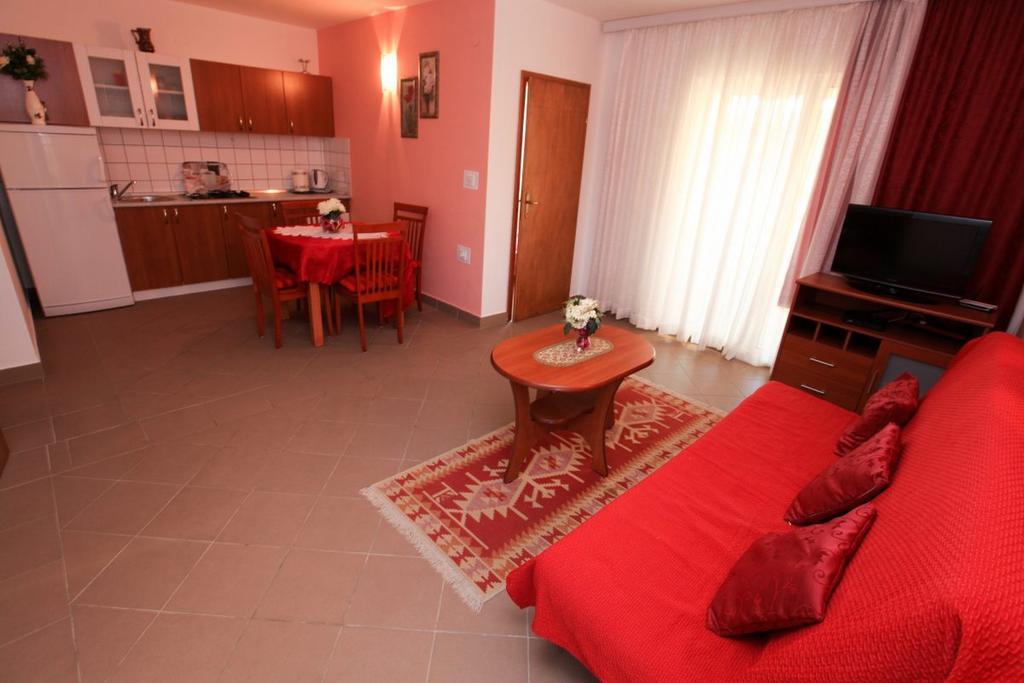 Apartments Franc Povljana Rom bilde
