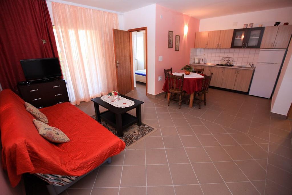 Apartments Franc Povljana Rom bilde