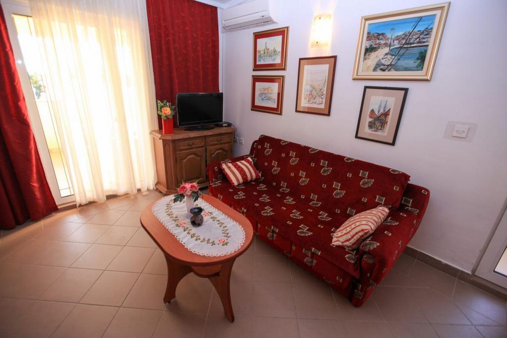 Apartments Franc Povljana Rom bilde