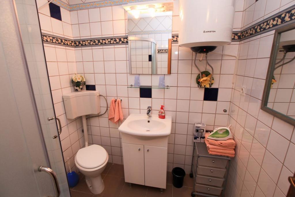 Apartments Franc Povljana Rom bilde