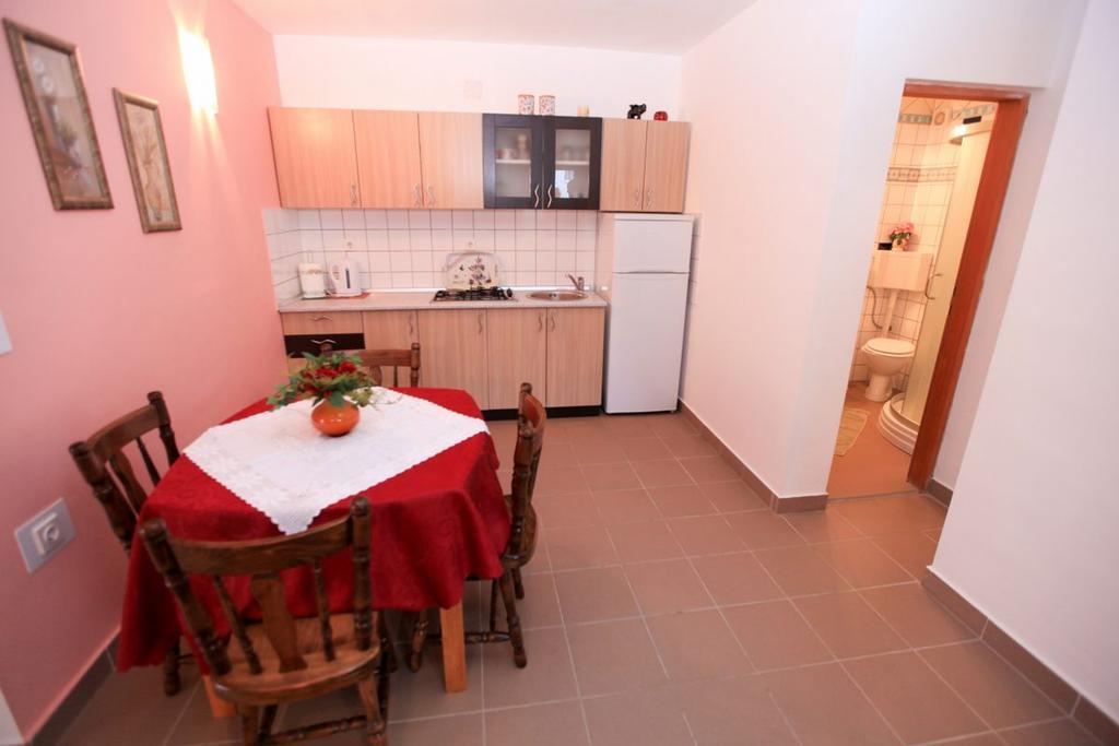 Apartments Franc Povljana Rom bilde