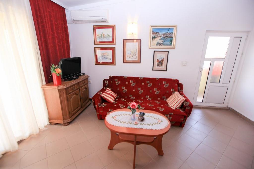 Apartments Franc Povljana Rom bilde