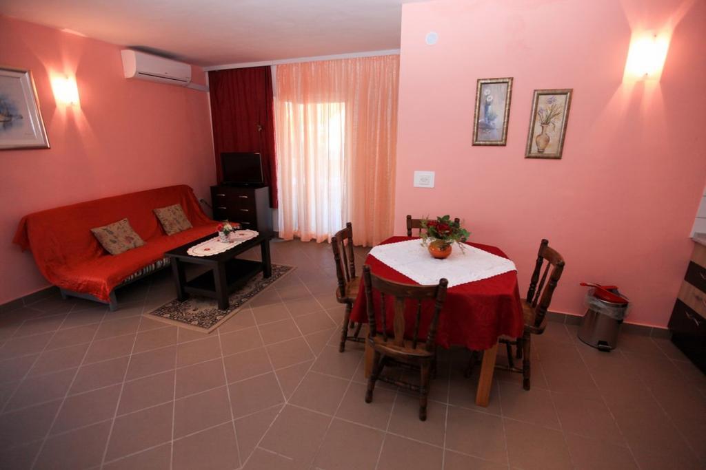 Apartments Franc Povljana Rom bilde