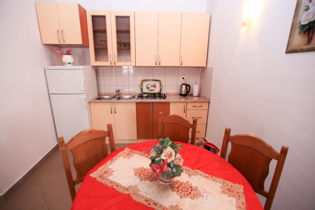 Apartments Franc Povljana Rom bilde